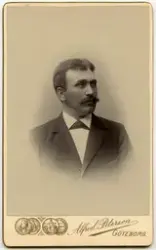 Porträtt på  Läroverksadjunkt O.G. Sundell född år 1852 dog 