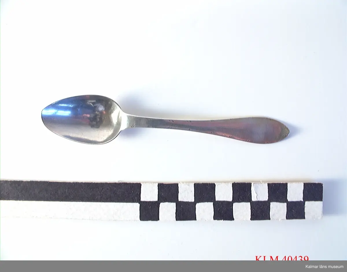 KLM 40439 Sked, silver. Stämpel AE tre kronor G med krona över R4, ingraverat CET.