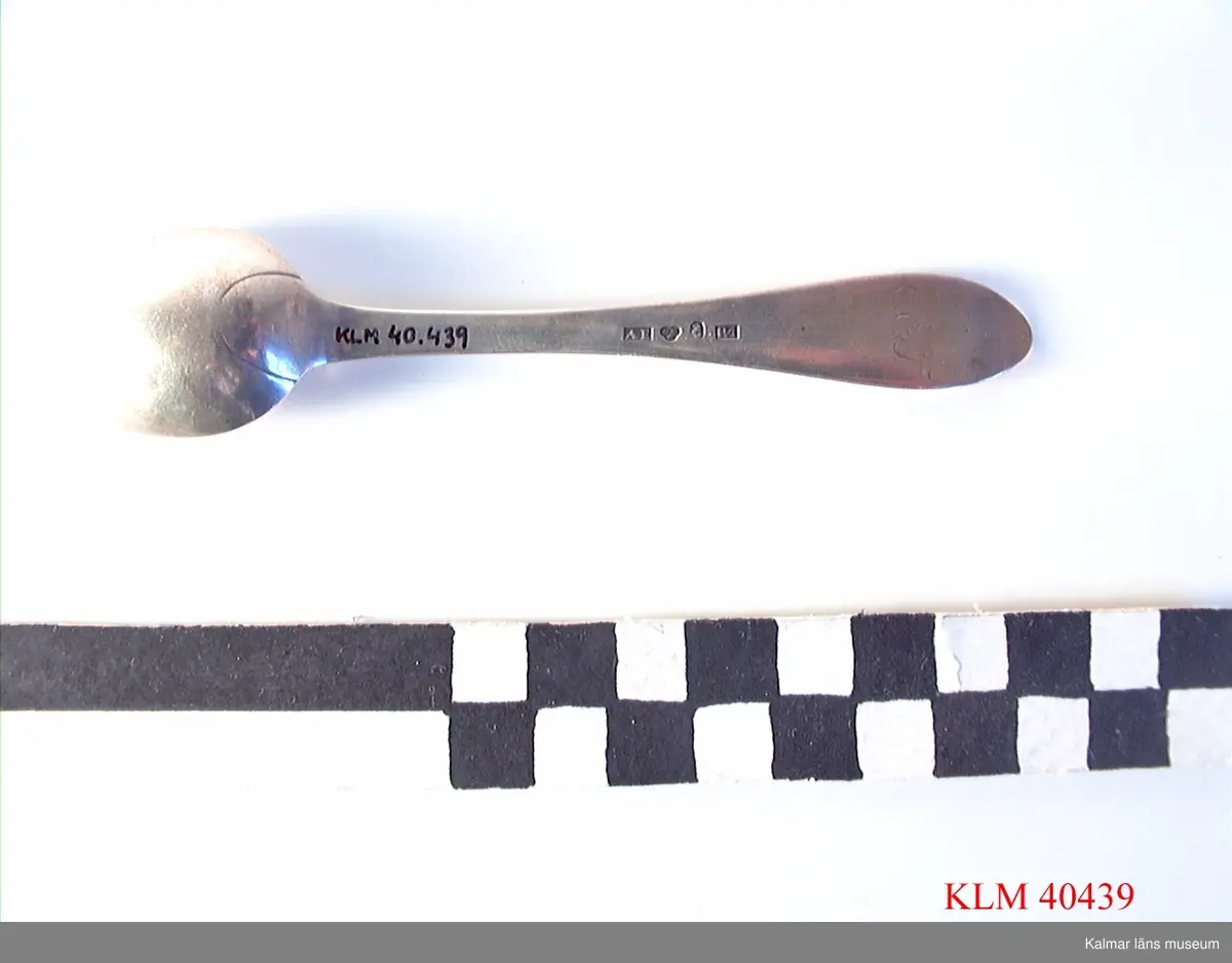 KLM 40439 Sked, silver. Stämpel AE tre kronor G med krona över R4, ingraverat CET.