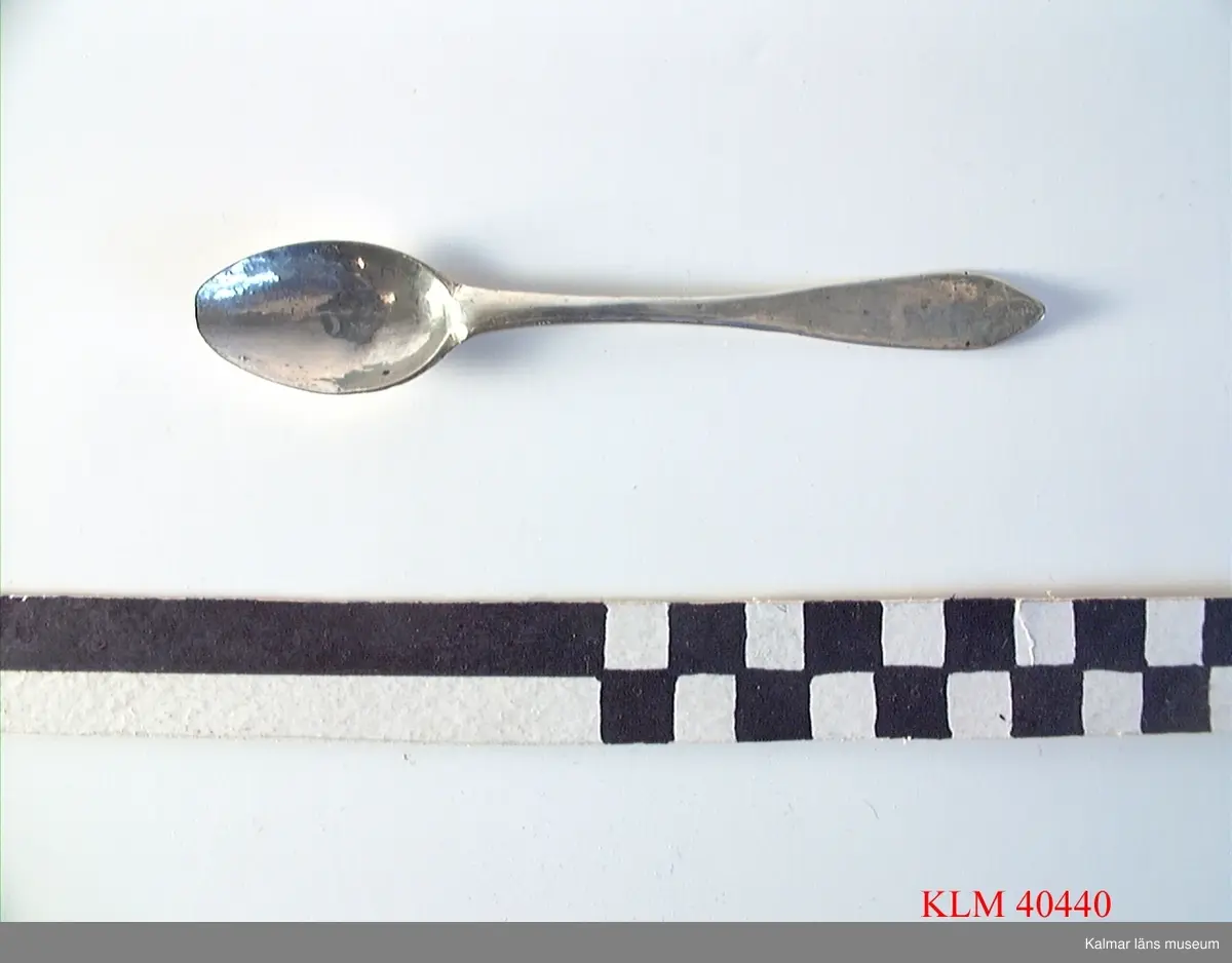 KLM 40440 Sked, silver. Stämpel tre konor N(?) P2. Sliten. Nässjö?