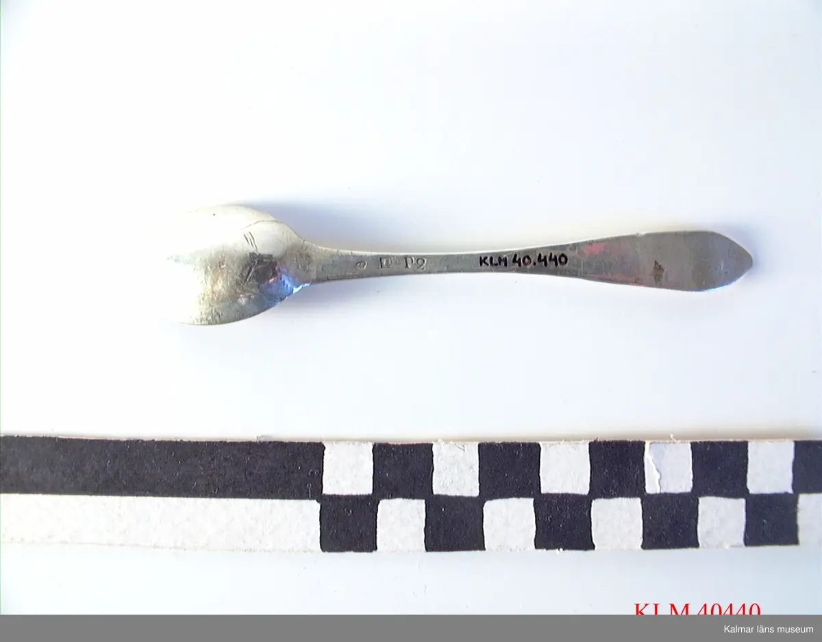 KLM 40440 Sked, silver. Stämpel tre konor N(?) P2. Sliten. Nässjö?