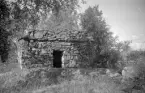 Stenkyrkan på Stavrebergs ägor i Ödeshög socken. Kyrkan uppfördes 1852 av den blott 11-årige gossen Frans. Man får anta att han bitvis fick hjälp, måhända av sina tre äldre bröder.