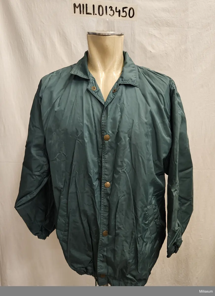 Vindtygsjacka med text "Jönköpings Läns Artilleribefälsförening" tryckt på ryggen. Storlek M.