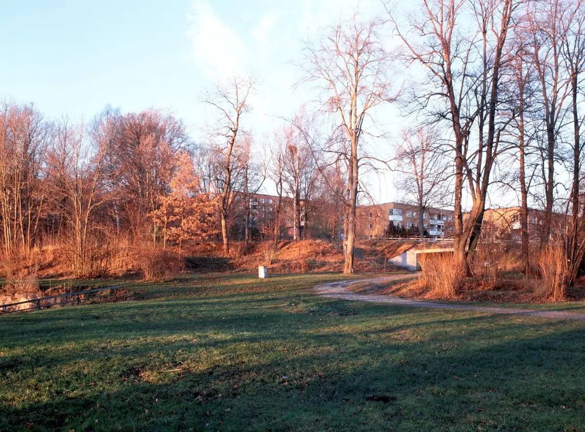 Nedanför Krongården vetter parken mot Vårbyfjärden.