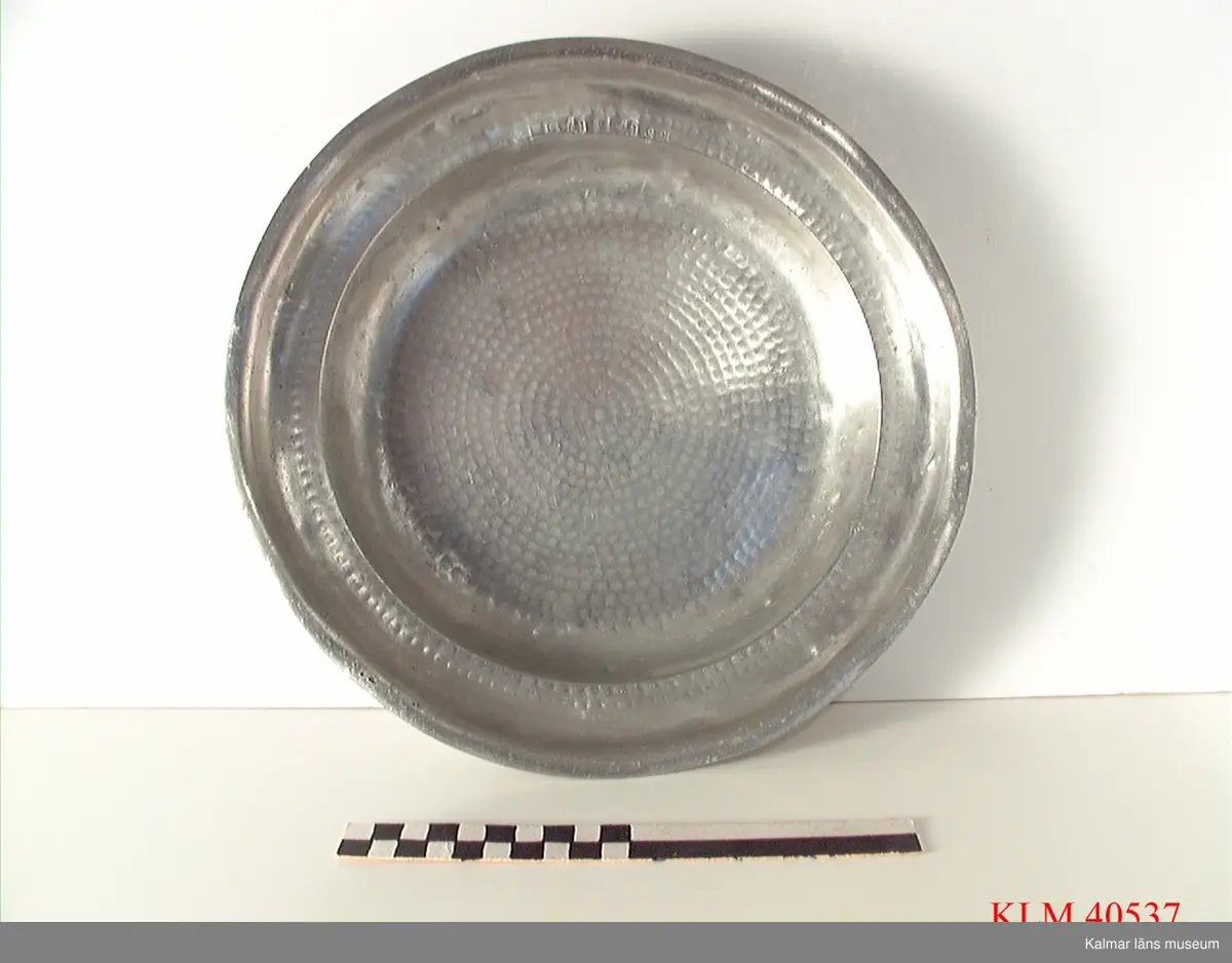 KLM 40537 Fat, tenn, runt. Stämplar på framsidan: Calmar. Tre kronor, C, borgar, 2U samt ytterligare stämpel, svårläslig.Stämpel på baksidan: Kalmar.