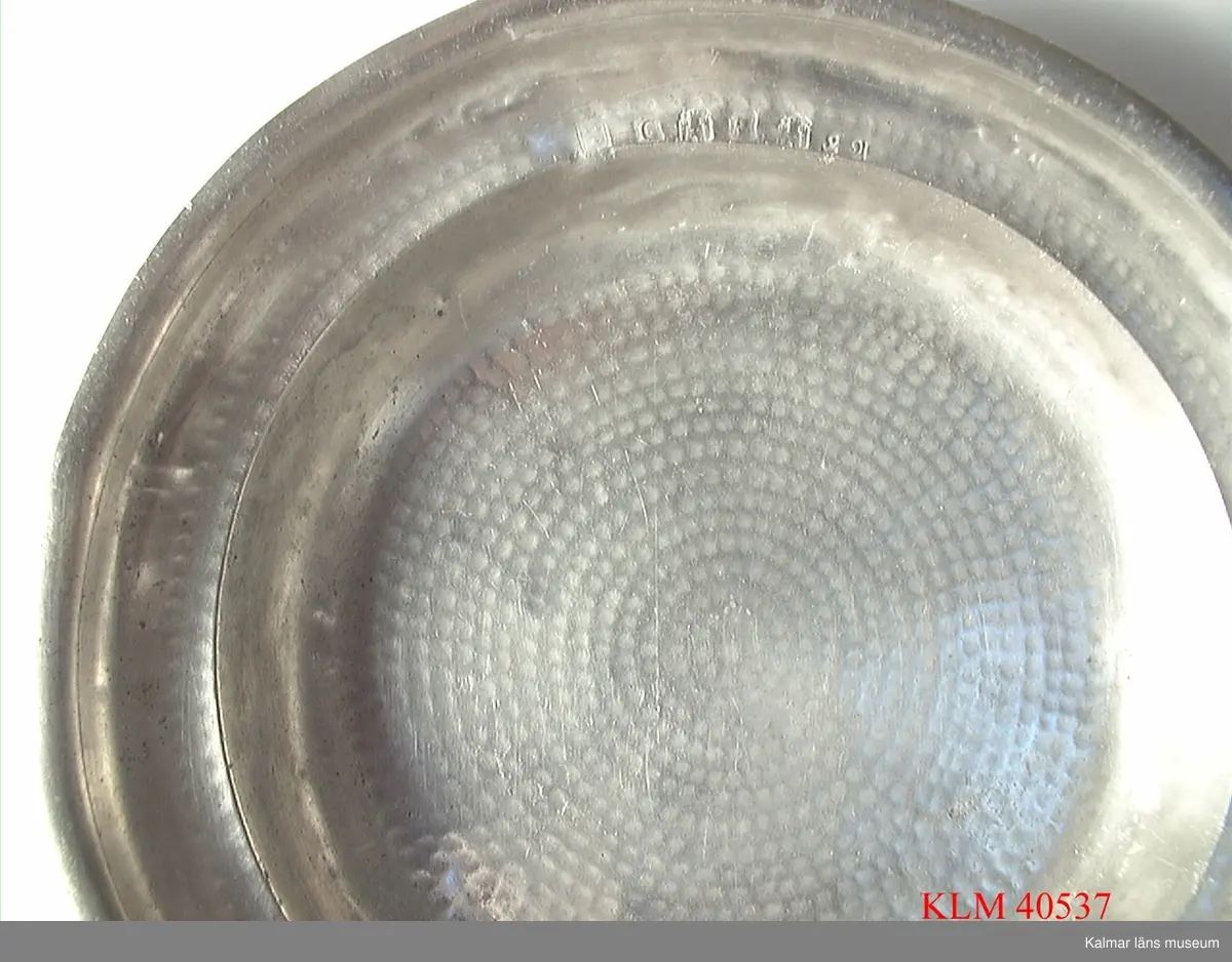 KLM 40537 Fat, tenn, runt. Stämplar på framsidan: Calmar. Tre kronor, C, borgar, 2U samt ytterligare stämpel, svårläslig.Stämpel på baksidan: Kalmar.