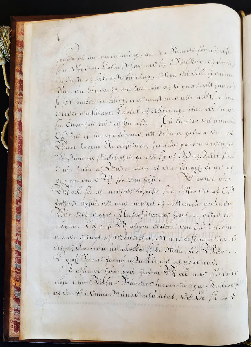 Friherrebrev för kanslirådet Joachim Friedrich Preis. Urfärdat av Adolf Fredrik och dat. Stockholm den 18 oktober 1751. Pergament och i silkessnodd vidhängande stort lacksigill, inom träkapsel. Prydligt präntat och inbundet. Mästarprov utfört av Christian Schneidler.