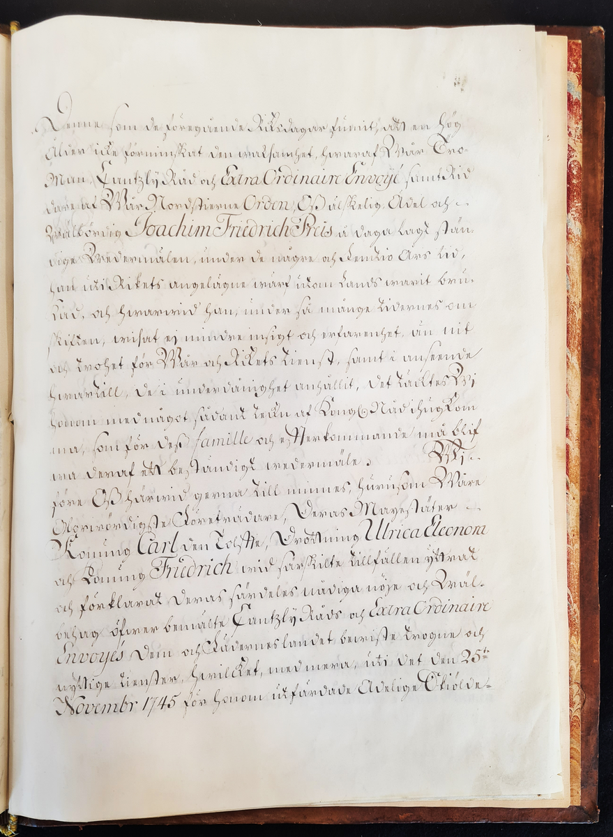 Friherrebrev för kanslirådet Joachim Friedrich Preis. Urfärdat av Adolf Fredrik och dat. Stockholm den 18 oktober 1751. Pergament och i silkessnodd vidhängande stort lacksigill, inom träkapsel. Prydligt präntat och inbundet. Mästarprov utfört av Christian Schneidler.