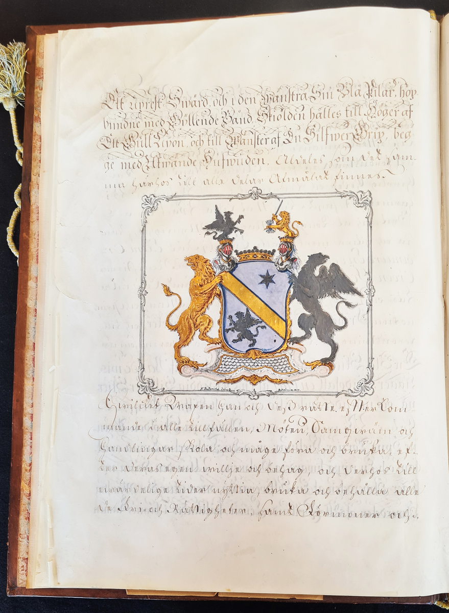 Friherrebrev för kanslirådet Joachim Friedrich Preis. Urfärdat av Adolf Fredrik och dat. Stockholm den 18 oktober 1751. Pergament och i silkessnodd vidhängande stort lacksigill, inom träkapsel. Prydligt präntat och inbundet. Mästarprov utfört av Christian Schneidler.