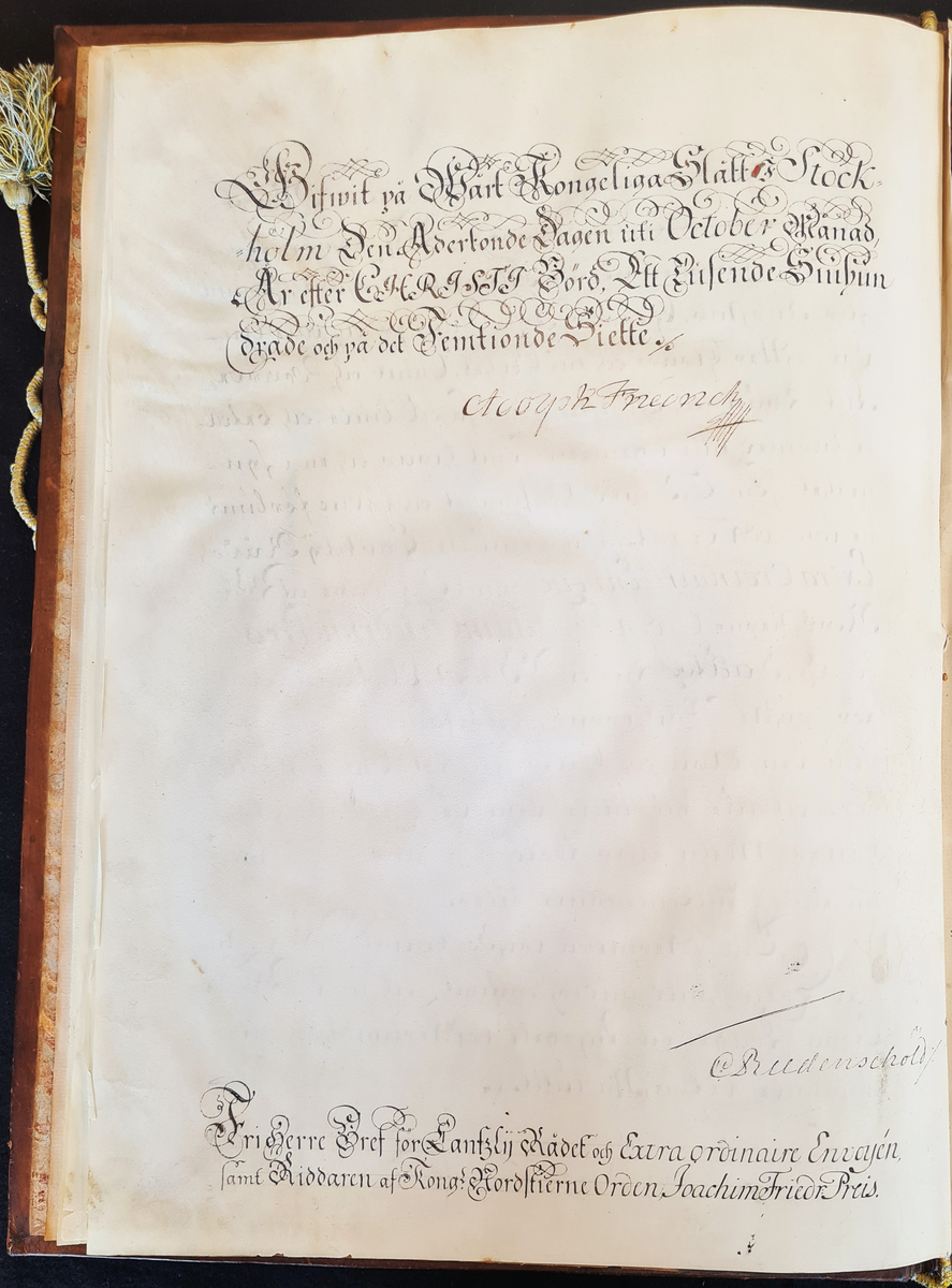 Friherrebrev för kanslirådet Joachim Friedrich Preis. Urfärdat av Adolf Fredrik och dat. Stockholm den 18 oktober 1751. Pergament och i silkessnodd vidhängande stort lacksigill, inom träkapsel. Prydligt präntat och inbundet. Mästarprov utfört av Christian Schneidler.