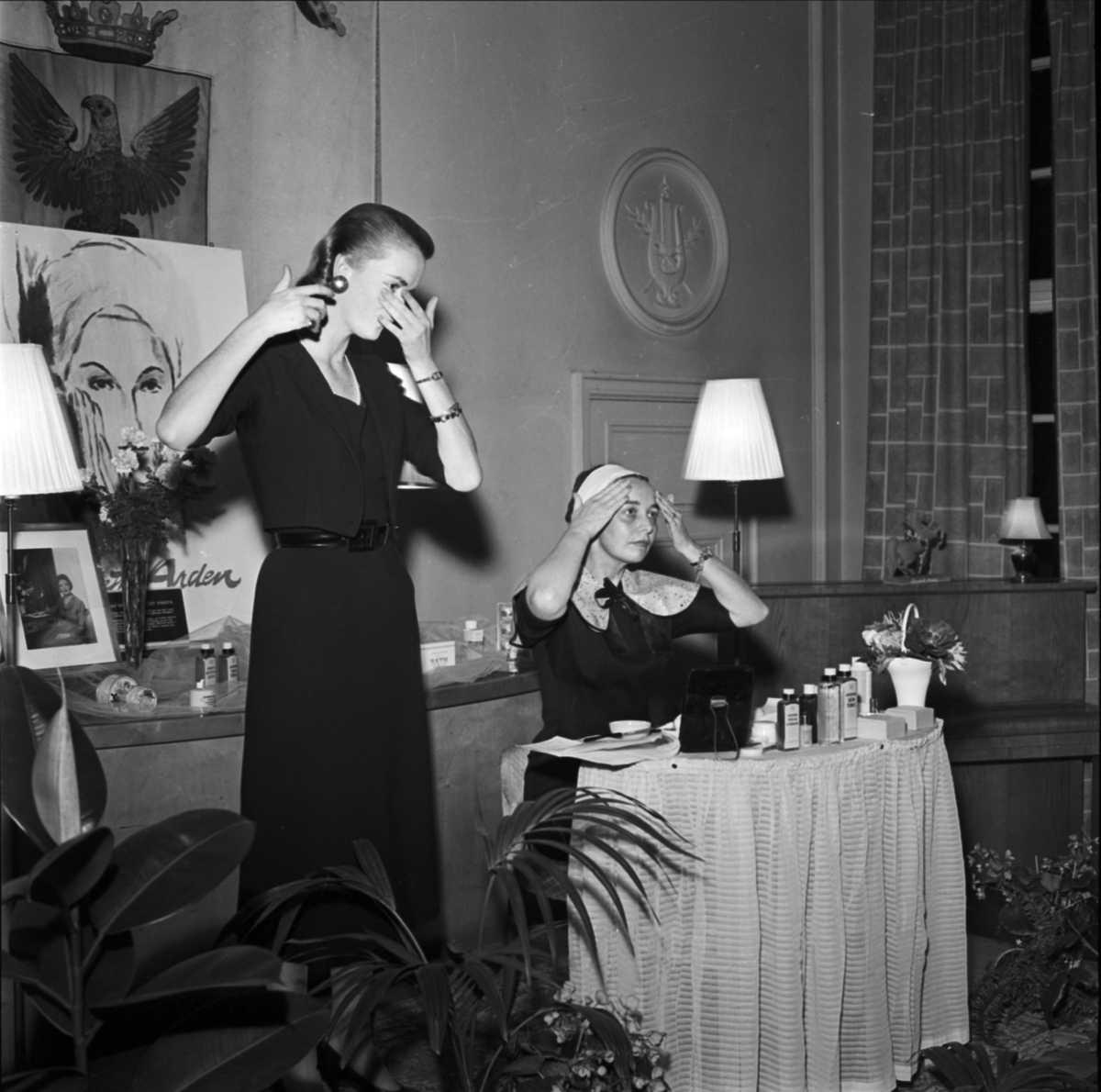 Sundbergs Parfymeri, demonstration av skönhetsprodukter, Värmlands nation, Uppsala 1956