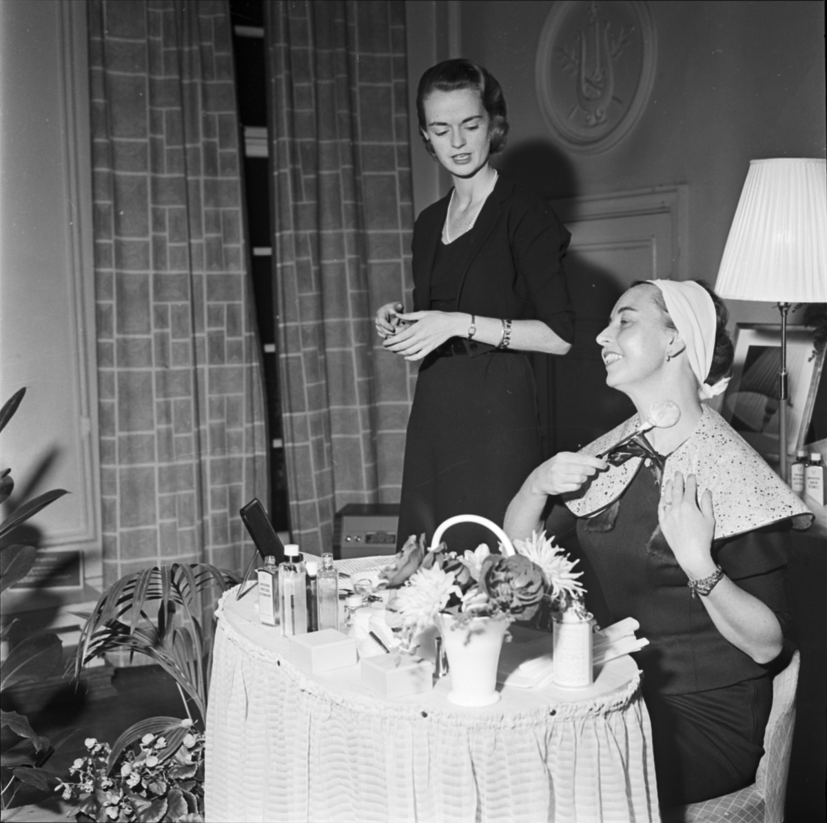 Sundbergs Parfymeri, demonstration av skönhetsprodukter, Värmlands nation, Uppsala 1956