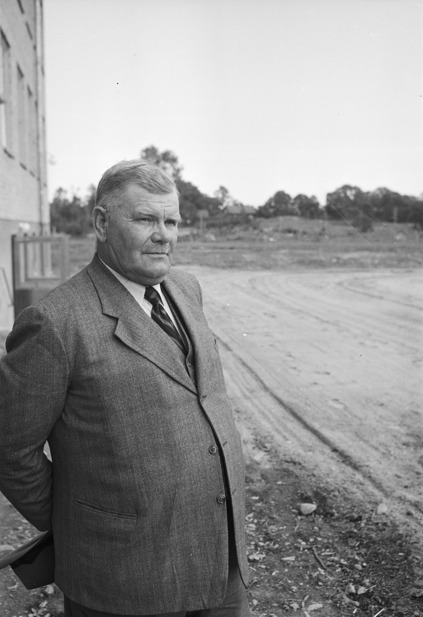 Man vid flerbostadshus, Knutby, Uppland 1951