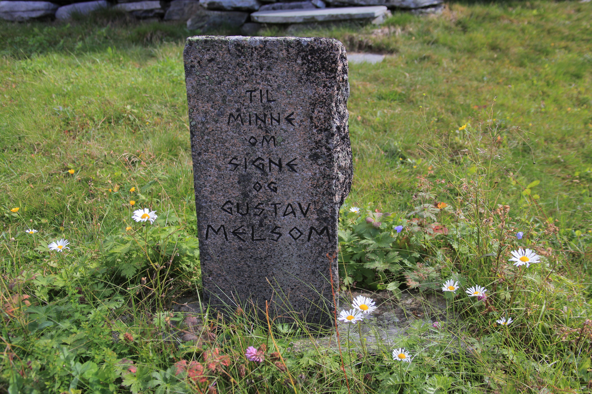 Minnestein, ved Svartdal kapell 
