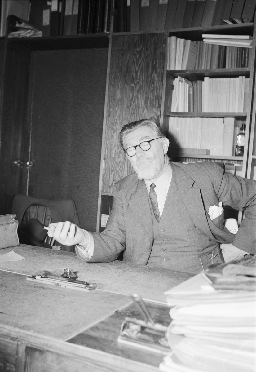 Man vid skrivbord, Almunge, Uppland 1951