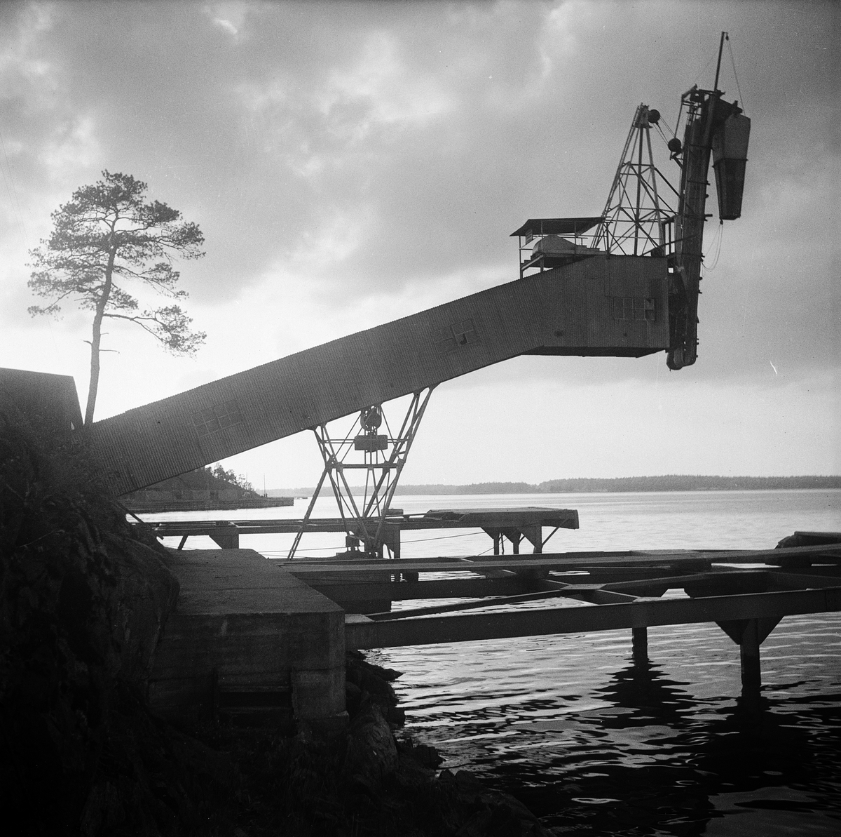 Lastkaj för malmlastning i Hargshamn, Hargs socken, Uppland 1951