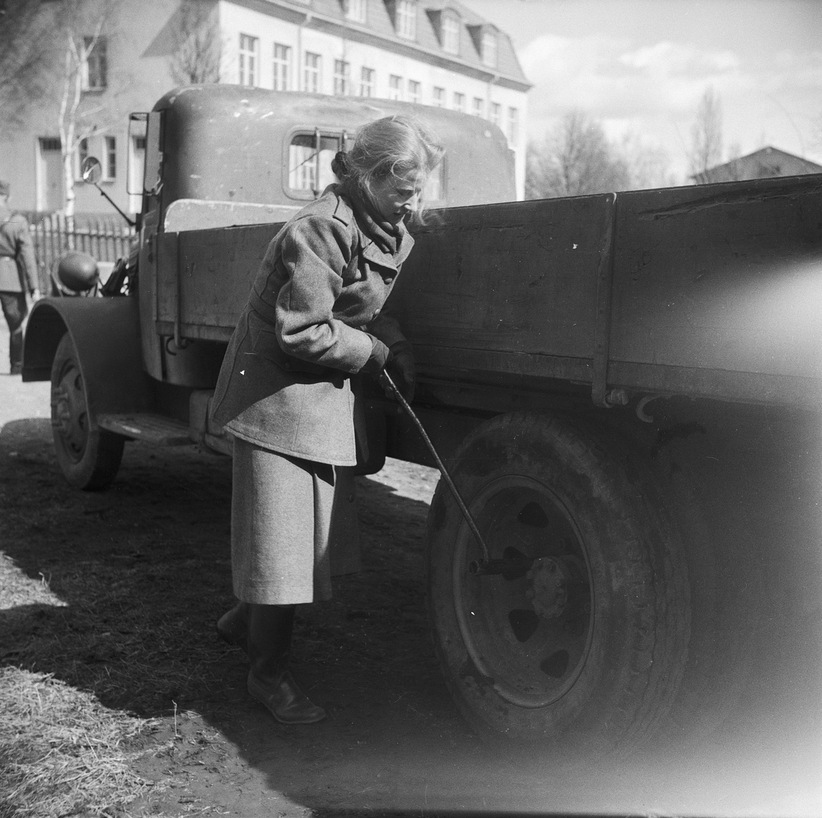 Bilkårist Lundström vid lastbil, Uppsala 1951