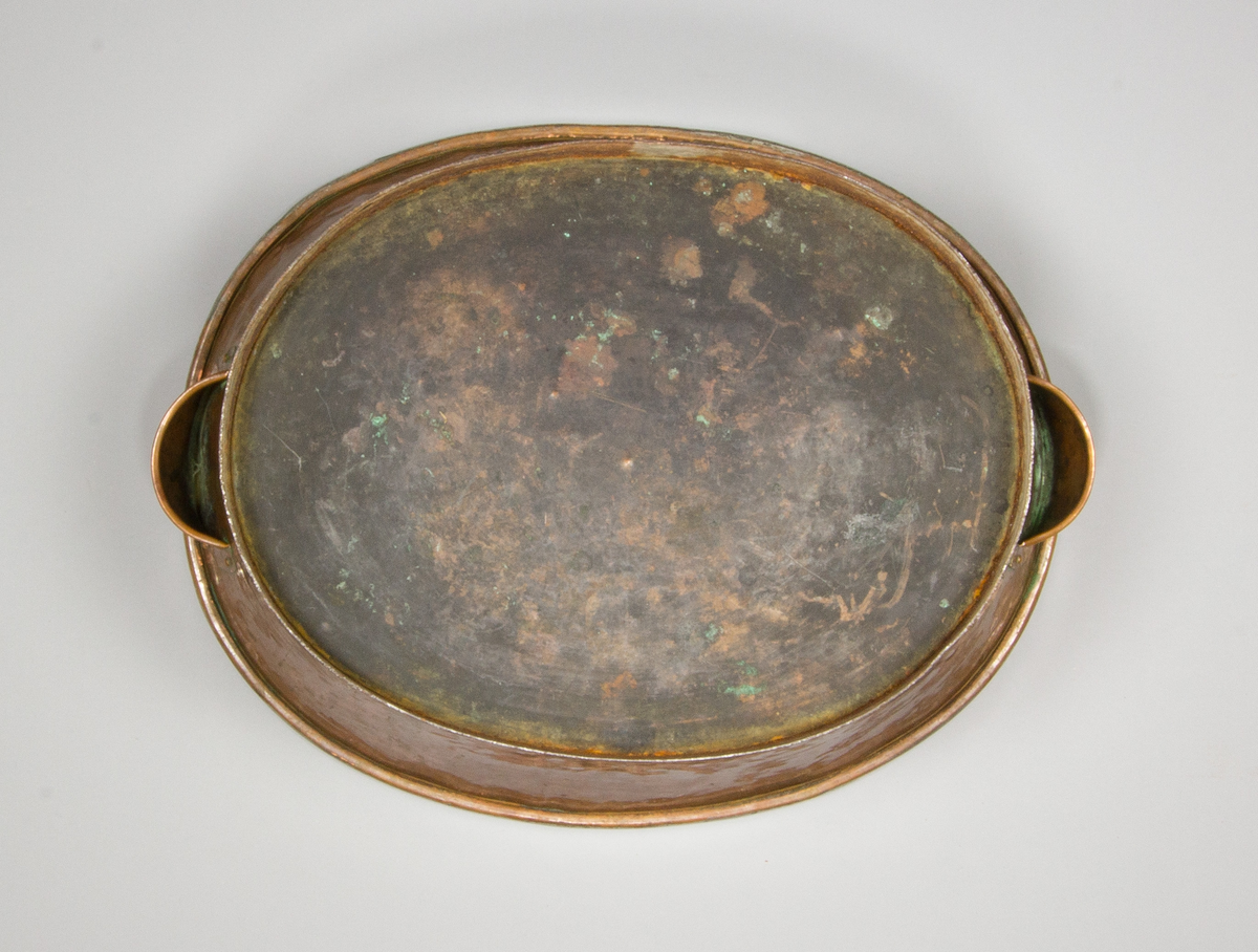 Diskbalja av förtent kopparplåt, oval form. Vågräta handtag på kortsidorna, fästade med nitar. Baljan står på en fastlödd kant av stålplåt. På ett handtag märkt 13, på bottenkanten 40.