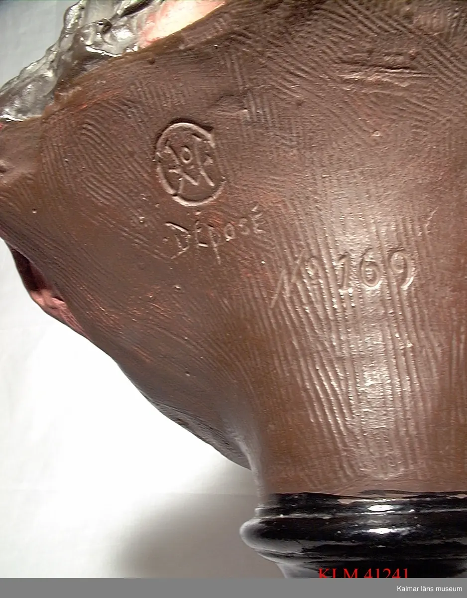 KLM 41241 Figur, kvinnobyst, gips. Byst på svart fot, gjuten och målad. Kvinna klädd i romsk dräkt.
