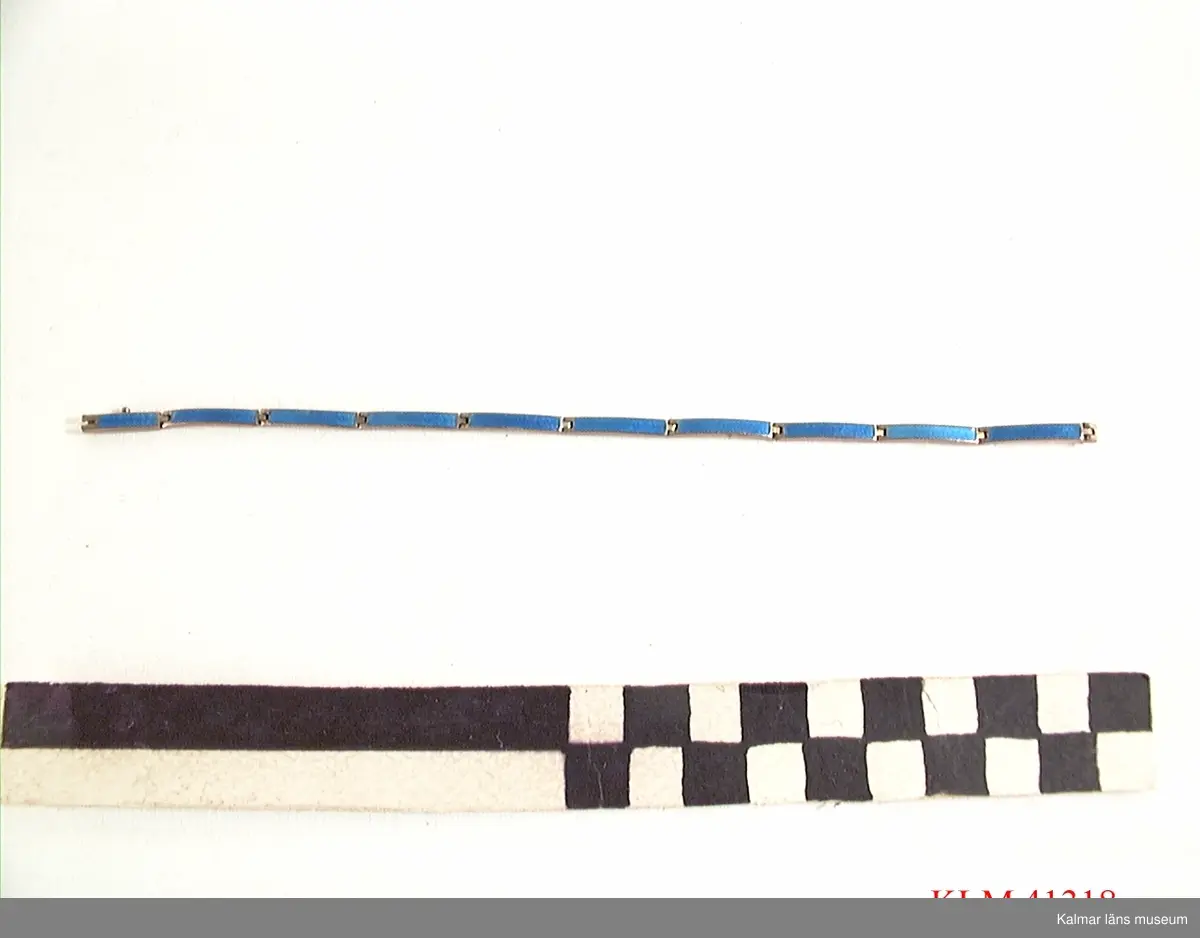 KLM 41318 Armband, metall. Smalt, länkar av gul metall med blå inläggning.