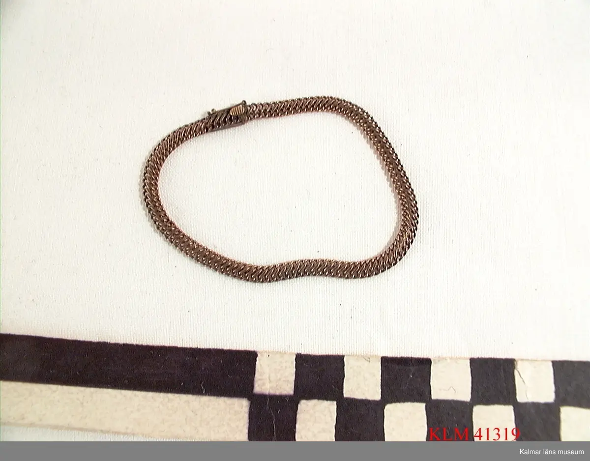 KLM 41319 Armband, metall. Tät kedja av gul metall, spänne med säkerhetshasp.