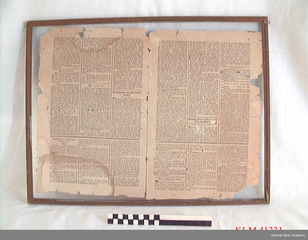 KLM 41331 Tidning, papper. Fyrsidigt tryck utvikt och inramat bakom glas i brun träram. Westerwiks Weckoblad från lördagen den 18 oktober 1845. På sista sidan är en annons markerad där konditor F.W. Wimmerström erbjuder sina tjänster. Fredrik Wilhelm Wimmerström var Stina Wimmerströms farfarsfar.