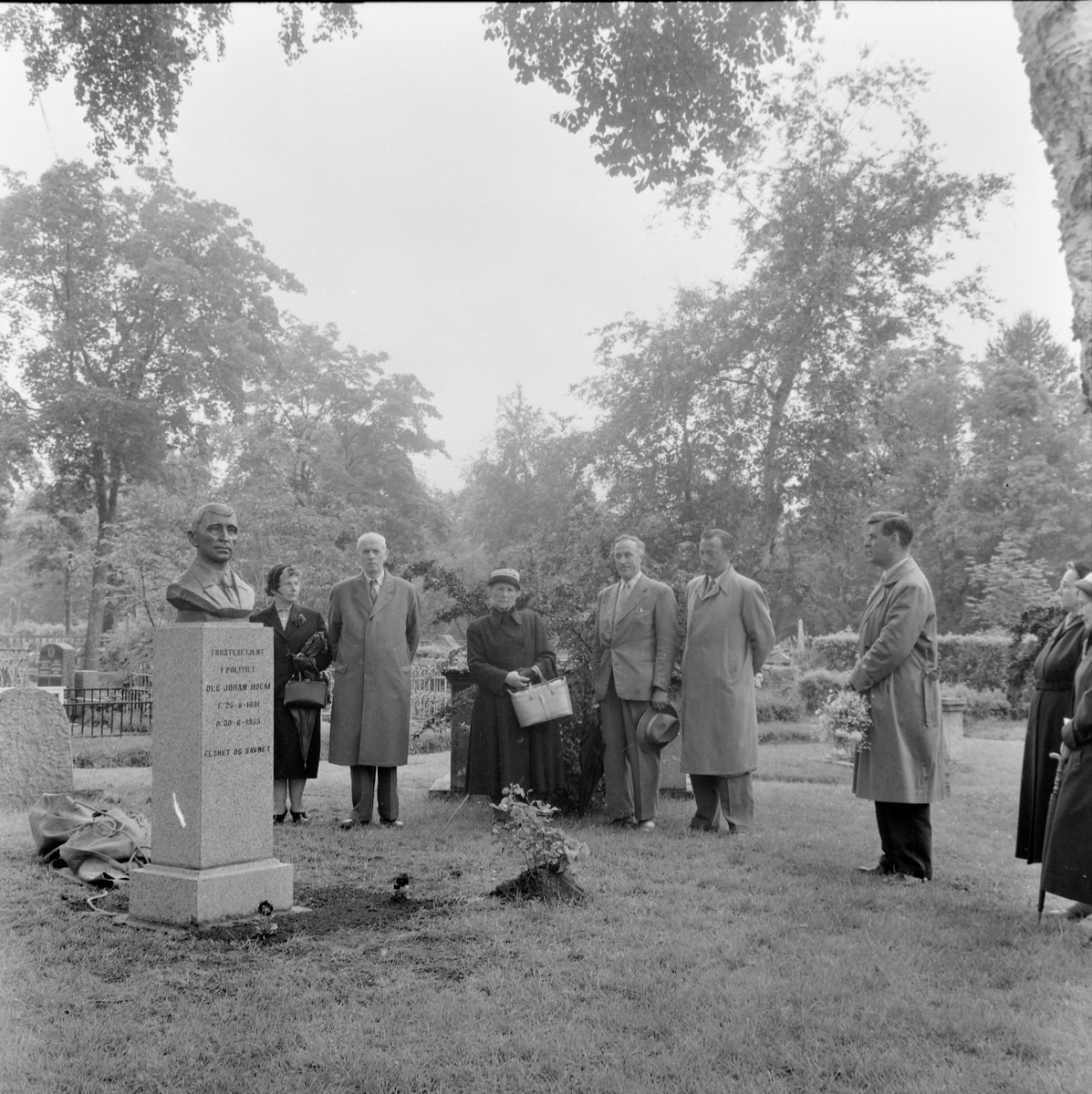 Bysteavduking på graven til Ole Johan Hoem