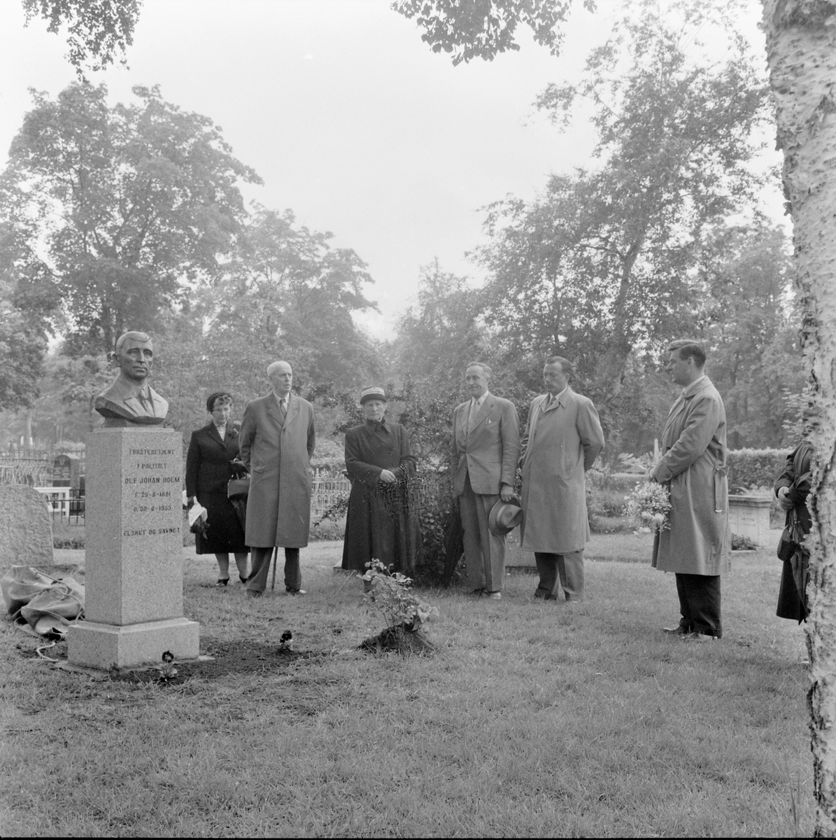 Bysteavduking på graven til Ole Johan Hoem