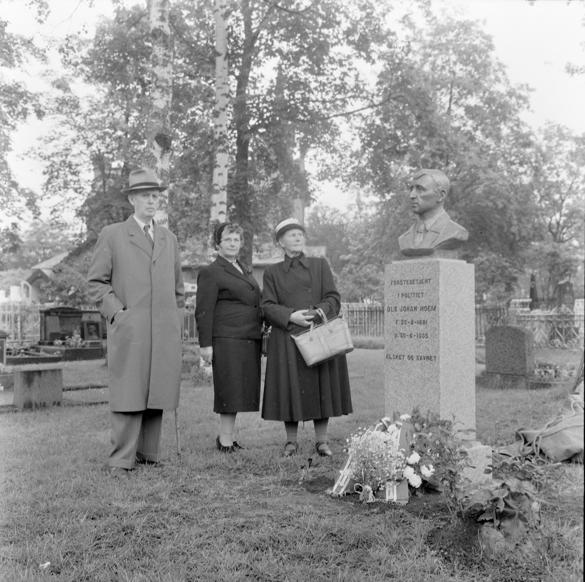 Bysteavduking på graven til Ole Johan Hoem