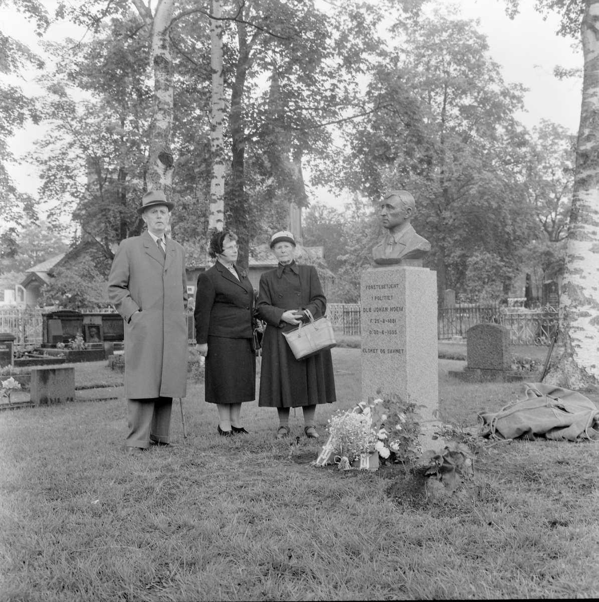 Bysteavduking på graven til Ole Johan Hoem