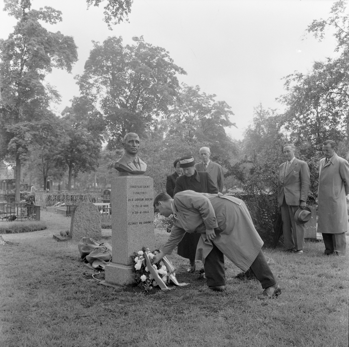 Bysteavduking på graven til Ole Johan Hoem