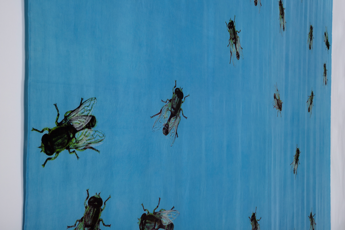 Tilnærmet kvadratisk tekstil i blå silke med trykk av fluer.