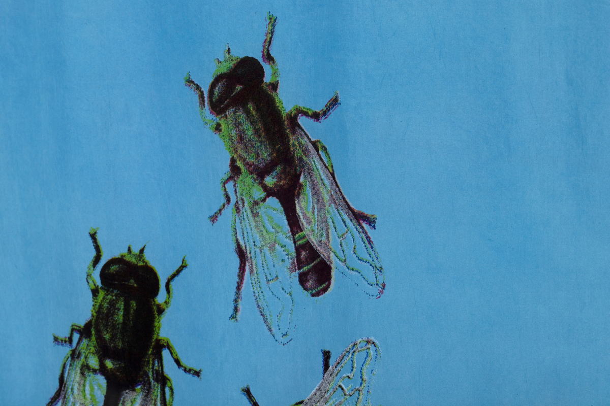 Tilnærmet kvadratisk tekstil i blå silke med trykk av fluer.