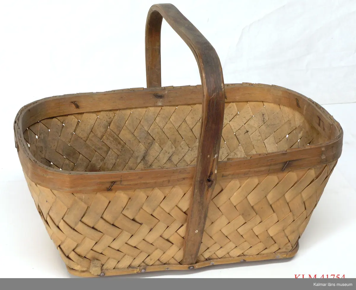 KLM 41754 Korg, 2 st, trä. Rektangulär korg med mynning något större än botten, trästomme med sidor av diagonalflätade träspån, tvärställd grepe av trä. En större och en mindre korg. På båda står skrivet "Lysingsbadet", en badplats i Västervik.