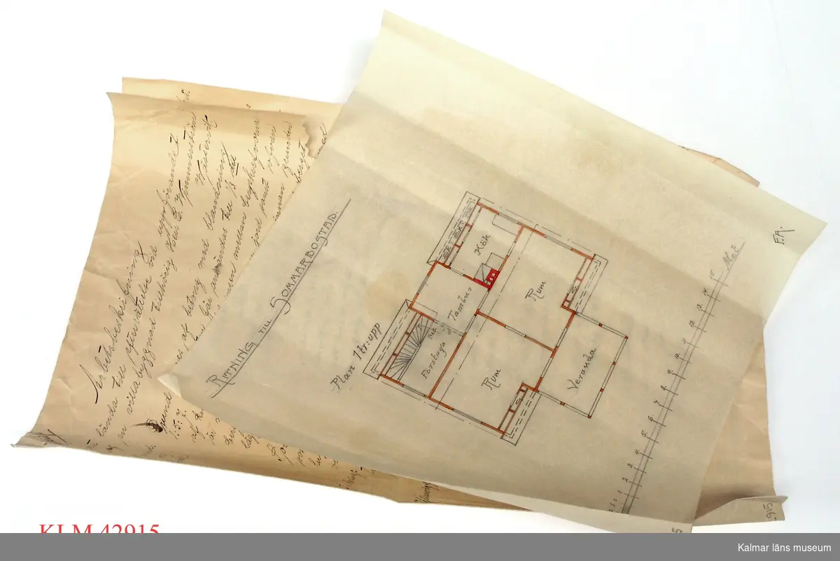 KLM 42915 Ritning, 3 st, papper. Ritningar över sommarbostad åt Carl Wimmerström samt en arbetsbeskrivning.