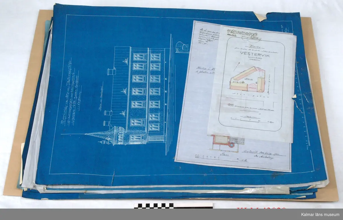 KLM 43020 Ritning, 45 st, papper. Ritningar över fastigheten Adam 6, Västervik där Wimmerströms konditori och familjen Wimmerströms bostadslägenhet var inrymda. Olika typer av ritningar, även blåkopior.