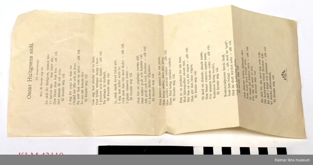KLM 43110 Sångtext, papper, tryck. Rektangulärt vitt papper, stående format med tryckt sångtext med verser, rubrik "Oscar Hultgrens skål".
Oscar Hultgren var bokhandlare i Västervik, texten skriven till hans 60-årsdag.