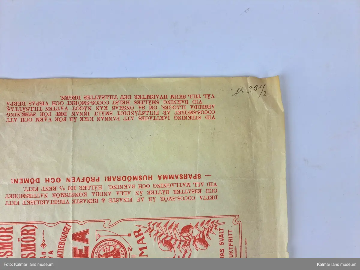 KLM 46816:2. Varuprov, trycksak. Papper med tryck i röd färg, med lapp i snöre, fäst genom hål i pappret. På lappen tryckt och handskriven text i svart samt en röd sigillstämpel. Text stämpel: Kongl Generaltullstyrelsen. På lappen handskrivet nummer: Stat. nr 889. Tryckt text, papper: Finaste Cocos-Smör från Nya Margarinaktiebolaget Svea Kalmar. Påskrift i blyerts: Nr 331/2.