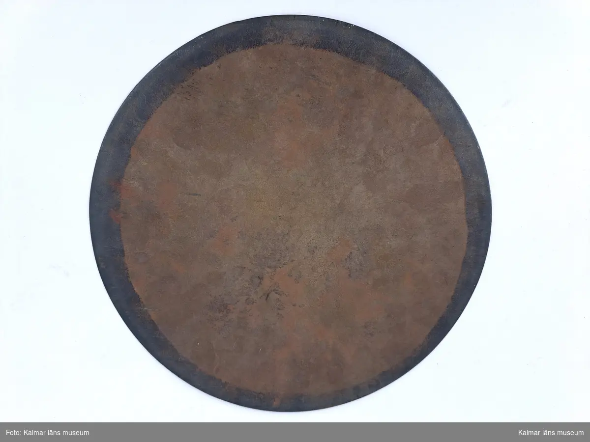 KLM 46816:1:1-2. Varuprov, järnplåt, 2 st. Två runda järnplåtar. :1. Med lapp i snöre, fäst genom hål i plåten. På lappen tryckt och handskriven text i svart på framsidan, handskriven text på baksidan samt en röd sigillstämpel. Text stämpel: Kongl Generaltullstyrelsen. På lappen handskrivet nummer: Stat. nr 1412. Påskrift plåt: ? 9157 1911. :2. En påklistad vit etikett samt påskrift plåt: Stat.nr.