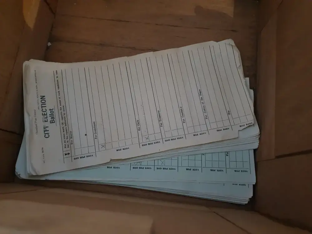 Bunke med gamle stemmesedler, på engelsk city election ballot