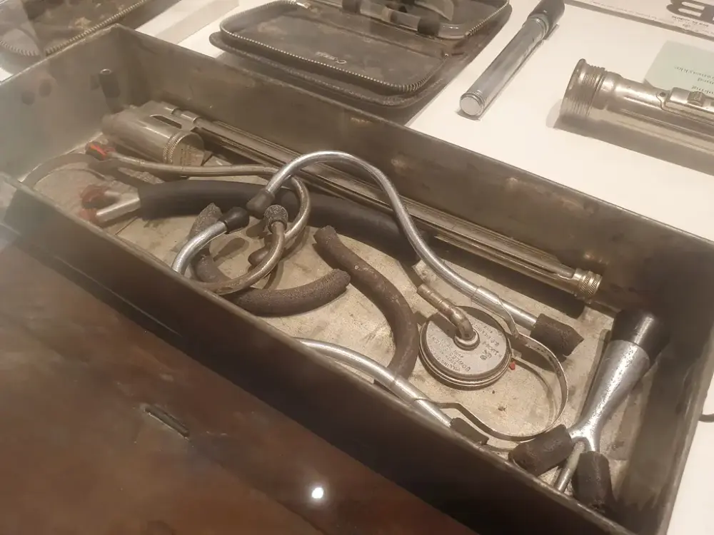 medisinsk utstyr frå legeveske