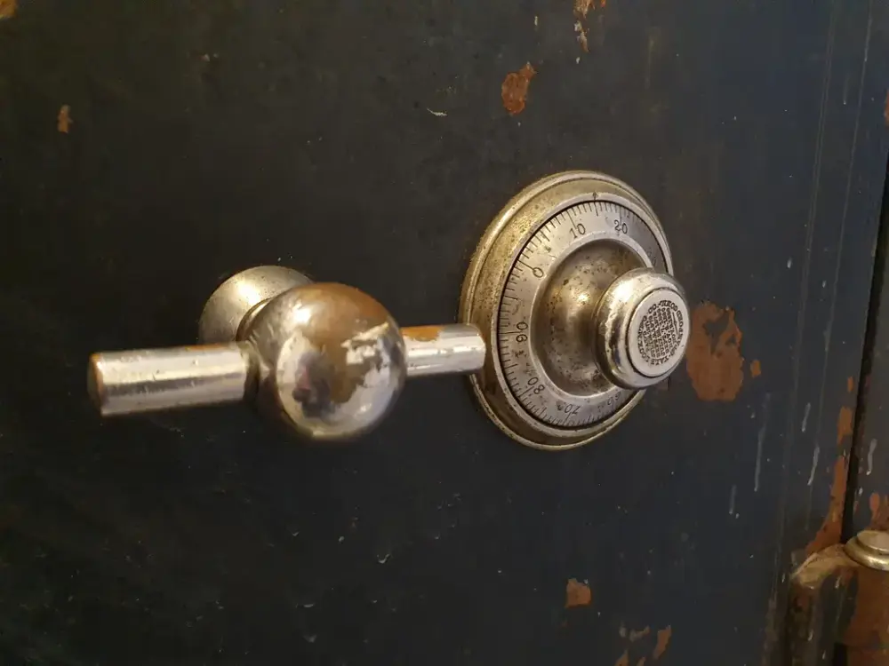 Nærbilde av håndtaket på safe. Slitt, godt brukt