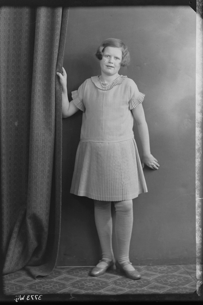 Fotografering beställd av Adamsson. Föreställer sannolikt Dagny Maria Adamsson (1916-1964) på Stora Johanneslund 2 i Västerås. Gifte sig Hellström.