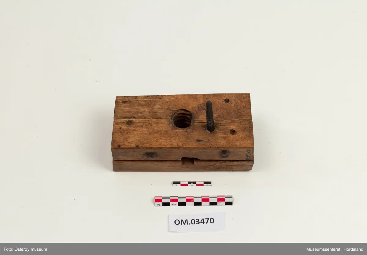 Form: rektangulær, dreia hol i midten
