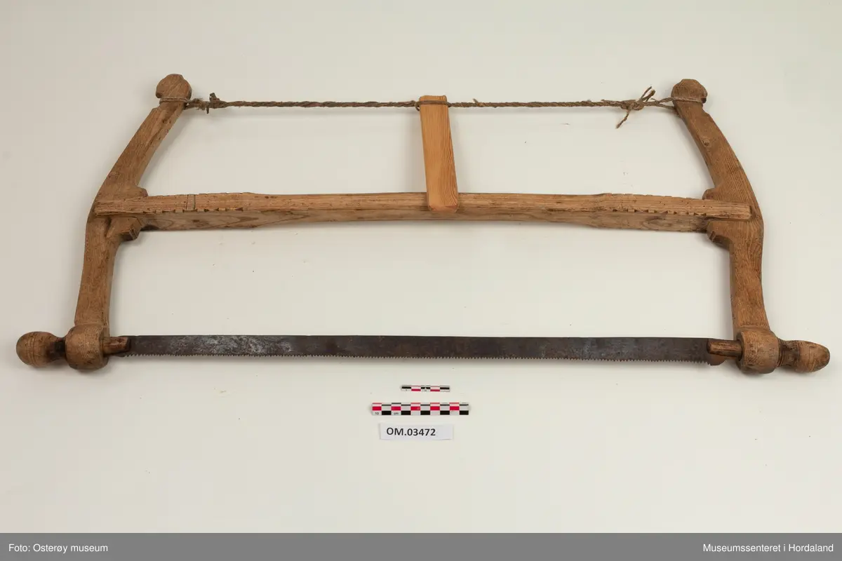 Form: rektangulær m/bua ender og tverrstokk på midten
