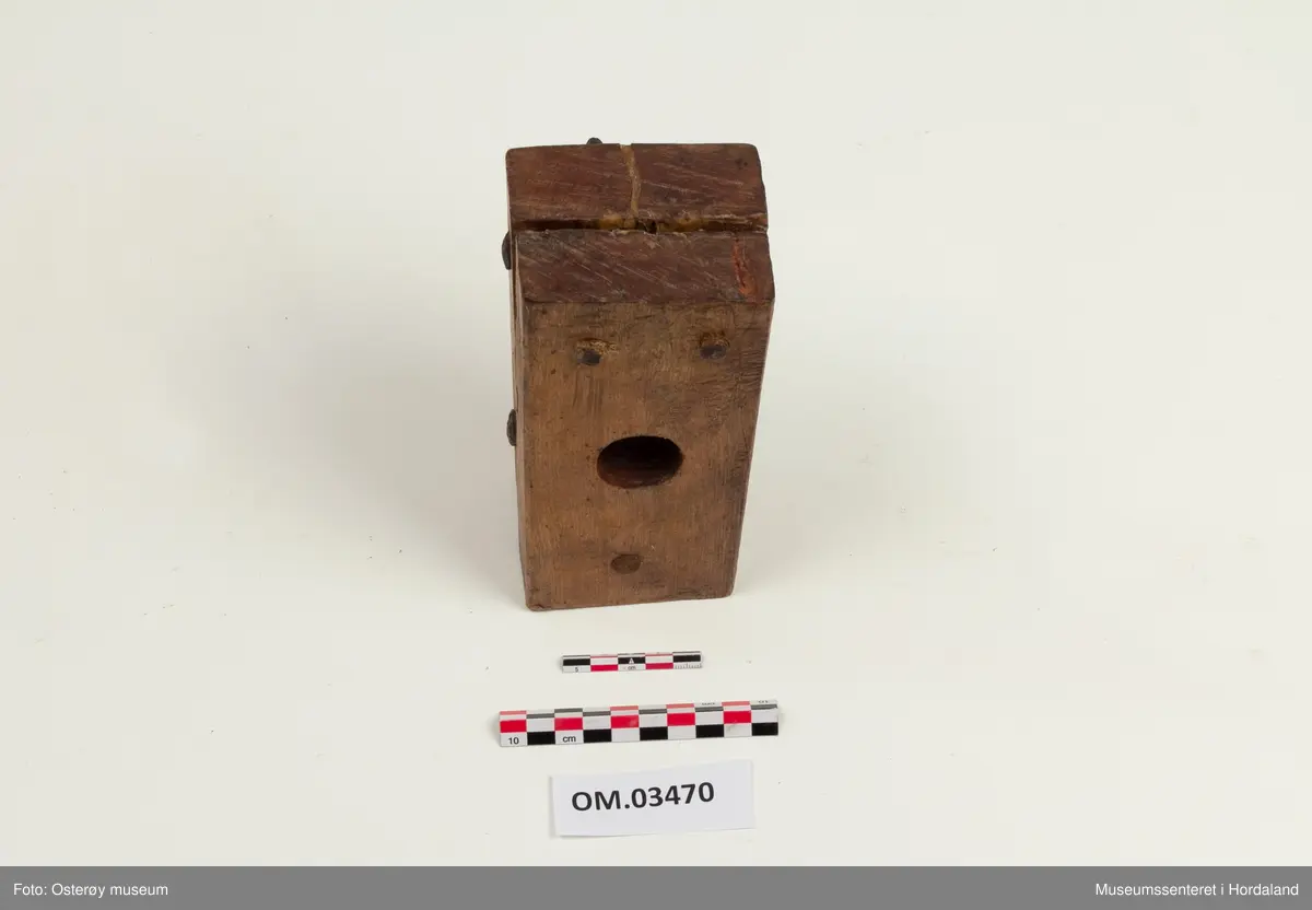 Form: rektangulær, dreia hol i midten
