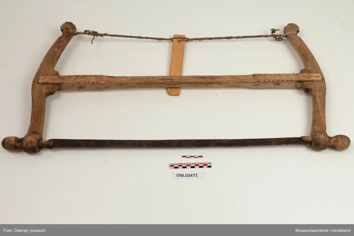 Form: rektangulær m/bua ender og tverrstokk på midten
