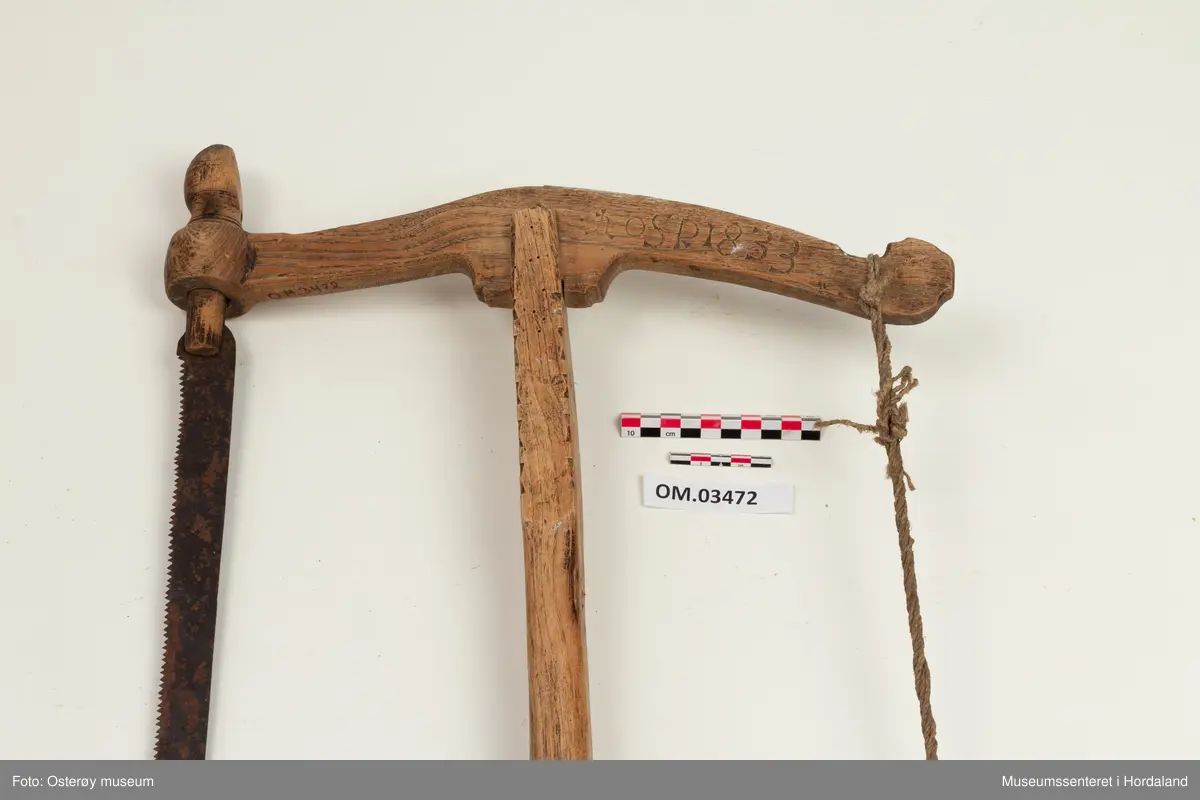 Form: rektangulær m/bua ender og tverrstokk på midten
