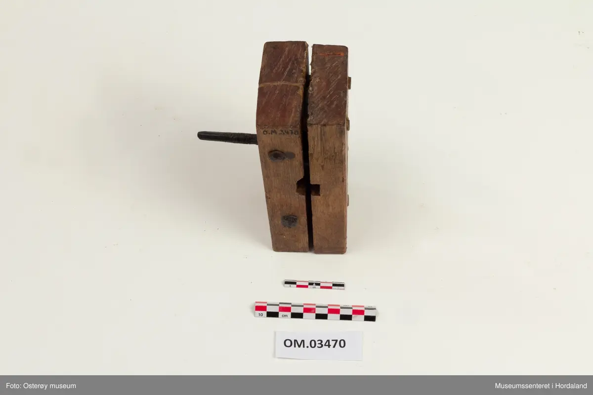 Form: rektangulær, dreia hol i midten
