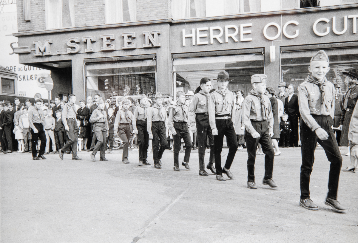 Speidertoget 17. mai. på Østretorg. 2. Hamar tropp med leder Arne Høverstad, innmarsj på torget. Fra høyre: Bjørn Brattli. nr 3 fra høyre: Hans Godager. Og nr 4 er Per Erling Andersen. Resten ukjent. Bilde er tatt av Lorentz Godager.